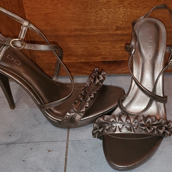 4 inch Aldo open toe gold strappy high heels - Picture 4 of 4